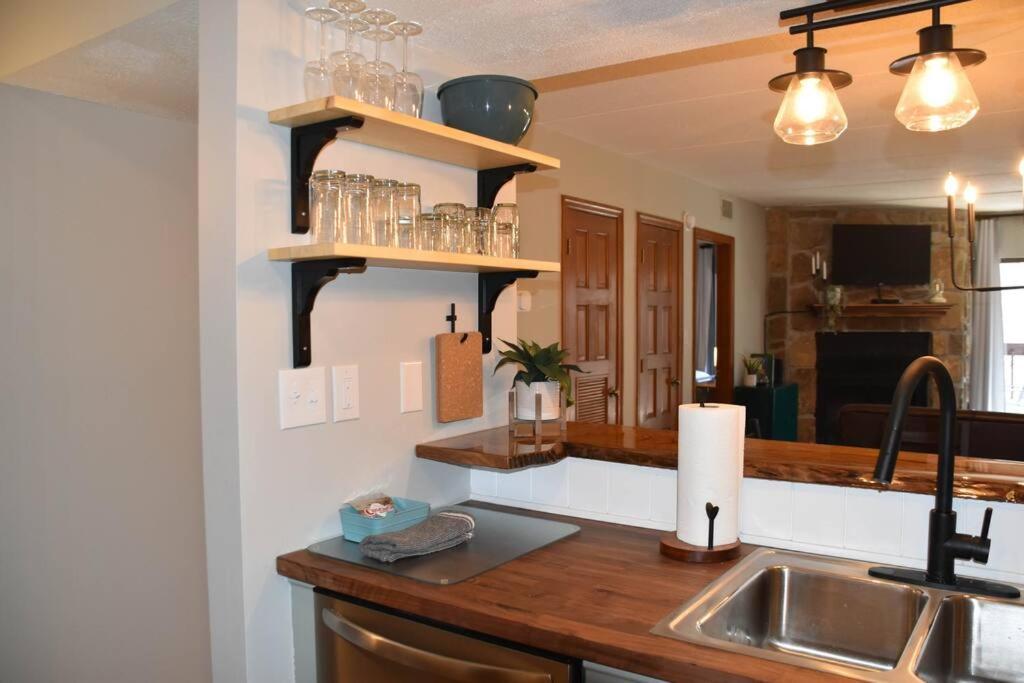 Cozy Mountain Getaway! Mountain Views! 2 Bed, 2 Bath, Sleeps 6 Apartment Гетлинбург Екстериор снимка