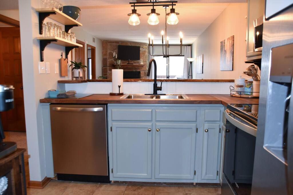 Cozy Mountain Getaway! Mountain Views! 2 Bed, 2 Bath, Sleeps 6 Apartment Гетлинбург Екстериор снимка